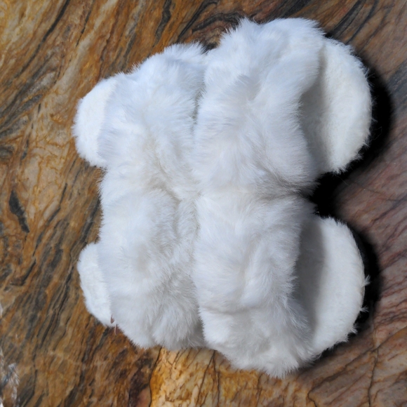 WILLOW COLLECTIVE Fuzzy Slippers - Picture 1 of 6